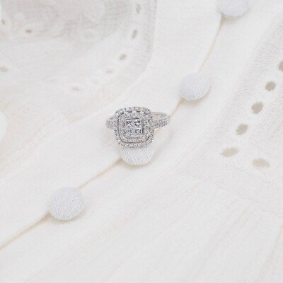 Bague carrée diamants corps serti en or blanc et diamants