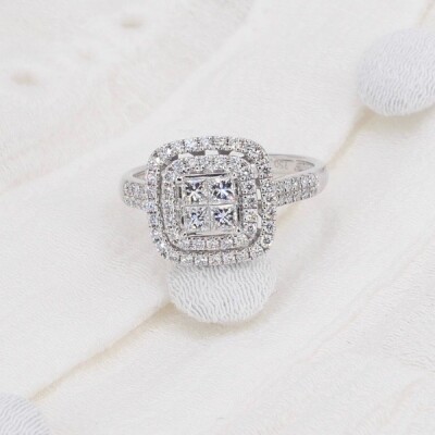 Bague carrée diamants corps serti en or blanc et diamants