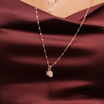 Pendentif Gigi Clozeau Madone en or rose, résine blanche émaillée