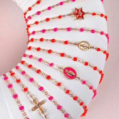 Pendentif Gigi Clozeau Madone en or rose et résine orange fluo
