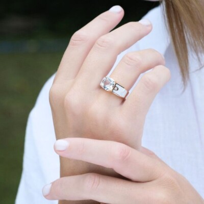 Bague Clozeau en or rose, topaze blanche, diamants et résine blanche