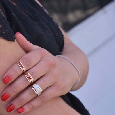 Bague Clozeau DÉFERLANTE en or rose, résine blanc nacré et diamants