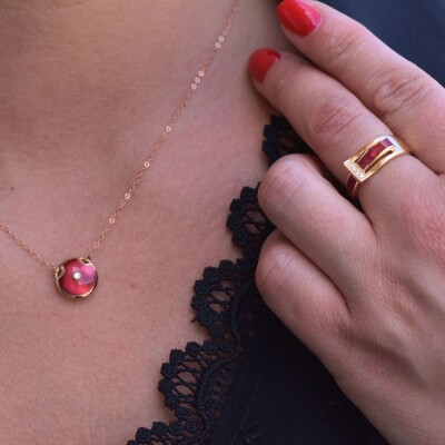 Collier Clozeau  en or rose 18 carats, résine rouge et diamant, 42cm