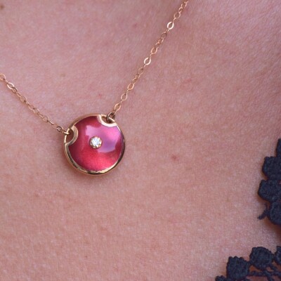 Collier Clozeau  en or rose 18 carats, résine rouge et diamant, 42cm