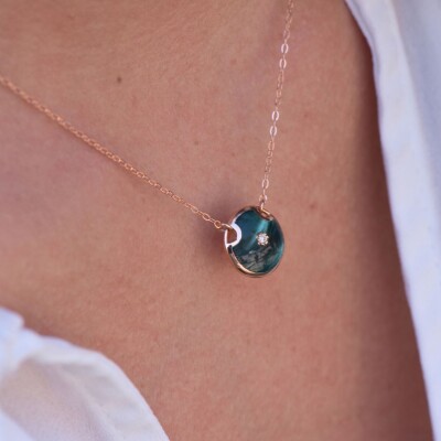 Collier Clozeau  en or rose, résine vert bronze et diamant, 42cm