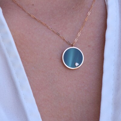 Collier Clozeau en or rose 18 carats, résine vert bronze et diamant, 42cm