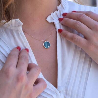 Collier Clozeau en or rose 18 carats, résine vert bronze et diamant, 42cm