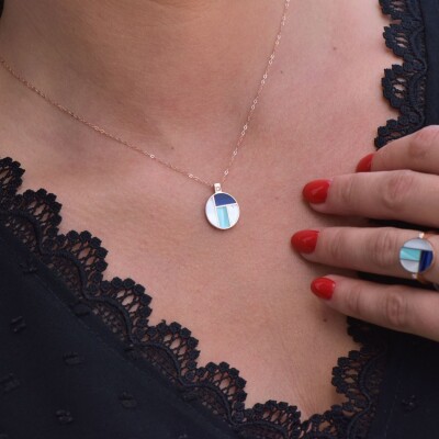 Collier Clozeau en or rose et résine bleu turquoise, bleu prusse, blanc  42cm