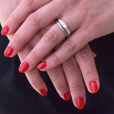 Bague Clozeau en or rose, résine turquoise lagon et diamants