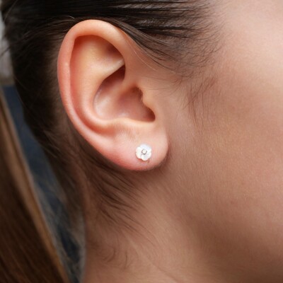 Boucles d'oreilles Fleurs Collection Lumière enfant, or jaune, nacre, oxydes de zirconium à vis