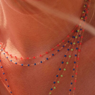 Pendentif Gigi Clozeau Croix Perlée en or rose, résine corail et diamant