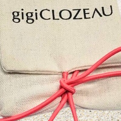 Pendentif Gigi Clozeau Croix Perlée en or rose, résine corail et diamant