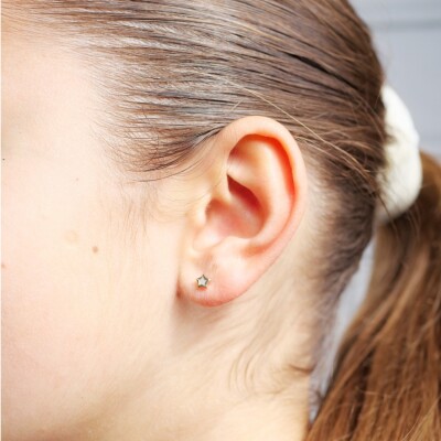 Boucles d'oreilles Etoiles Collection Lumière enfant, or jaune 18 carats et nacre, système à vis