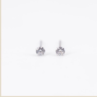 Boucles d'oreilles Collection Lumière or blanc 750 millièmes et oxydes de zirconium 3 mm.