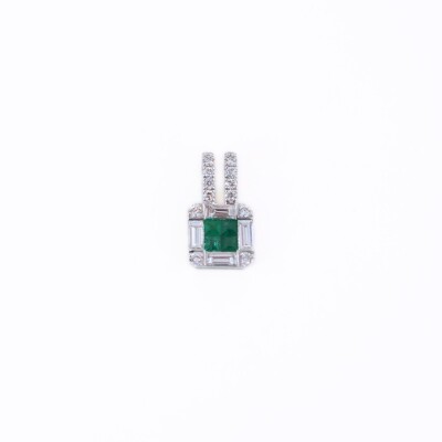 Pendentif Ligne Vendôme Collection Lumière or blanc 750 millièmes, Emeraudes et Diamants