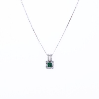 Pendentif Ligne Vendôme Collection Lumière or blanc 750 millièmes, Emeraudes et Diamants