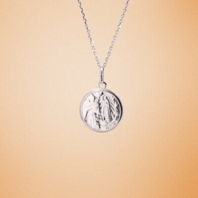 Médaille Vierge de Lourdes Collection Lumière en or blanc 750 millièmes.