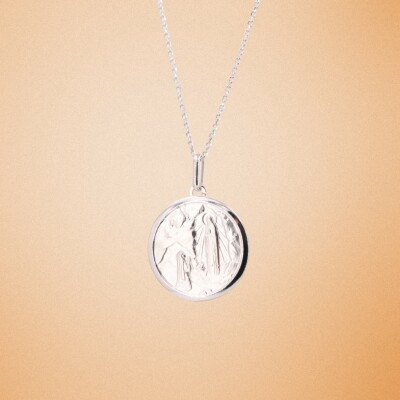 Médaille Vierge de Lourdes Collection Lumière en or blanc 750 millièmes.