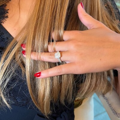 Bague carrée diamants corps serti en or blanc et diamants