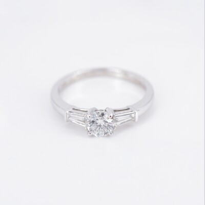 Bague Solitaire accompagné Poque Joaillier or blanc 750 millièmes et diamants