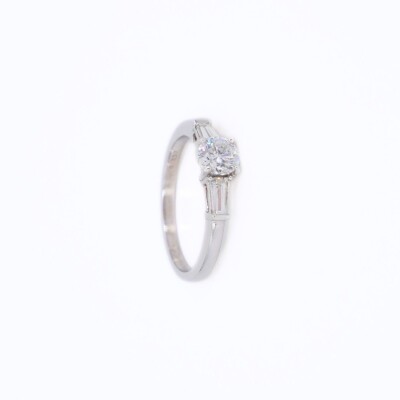 Bague Solitaire accompagné Poque Joaillier or blanc 750 millièmes et diamants