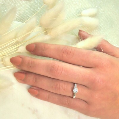 Bague Solitaire accompagné Poque Joaillier or blanc 750 millièmes et diamants