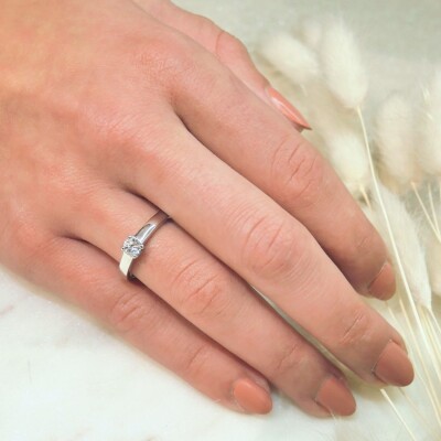 Bague Solitaire Poque Joaillier platine 950 millièmes et diamant