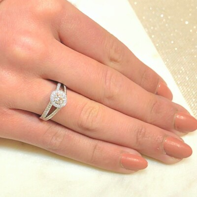 Bague Solitaire accompagné Poque Joaillier or blanc 750 millièmes et diamants