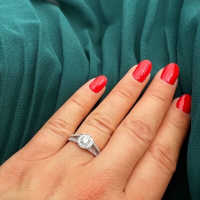 Bague Solitaire accompagné Poque Joaillier or blanc 750 millièmes et diamants