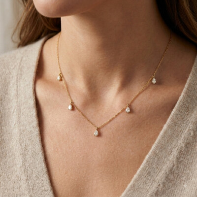 Collier or jaune et diamants poire