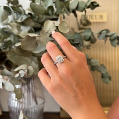 Solitaire demi-tour or gris et pavé de diamants