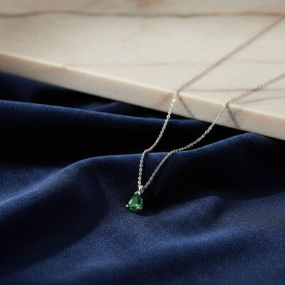 Collier or blanc emeraude