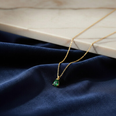 Collier or jaune et émerade