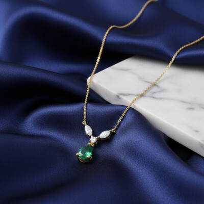 Collier or jaune, émeraude et diamatns