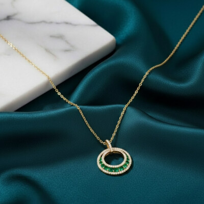 Collier or jaune, émeraudes et diamants