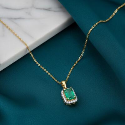 Collier or jaune, émeraude et diamants