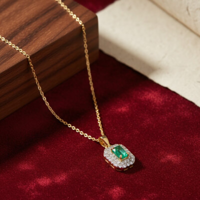 Collier or jaune, émeraude et diamant