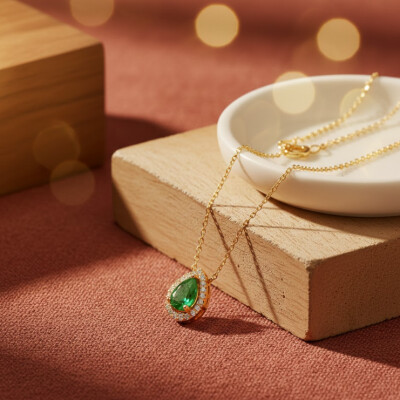 Collier or jaune, émeraude et diamants