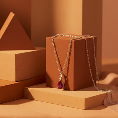 Collier or blanc 18 cts, rubis et diamants