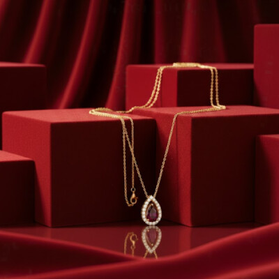 Collier en or jaune, rubis et diamant