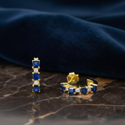 Demi créoles or jaune , saphirs et diamants