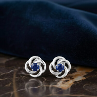 Puces d'oreilles en or blanc et saphirs