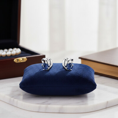 Puces d'oreilles en or blanc et saphirs