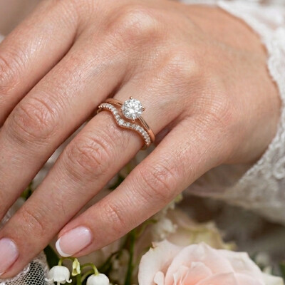 Alliance courbe or jaune 18 cts et diamants