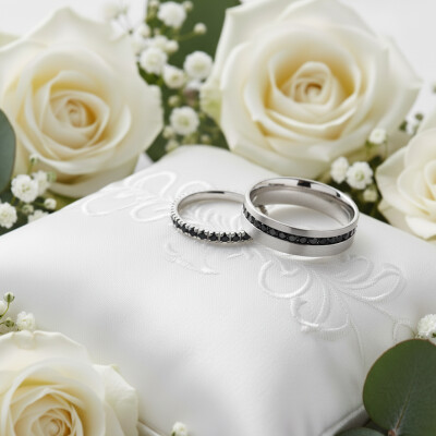 Alliance en or blanc et diamants noirs