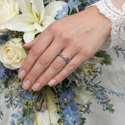 Alliance romantique or blanc, saphirs et diamants