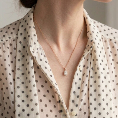 Collier or rose et diamant poire