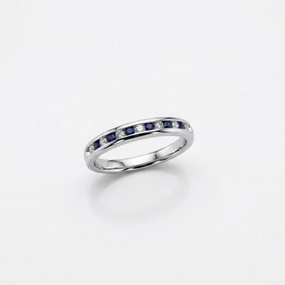 Alliance demi tour or blanc saphirs et diamants
