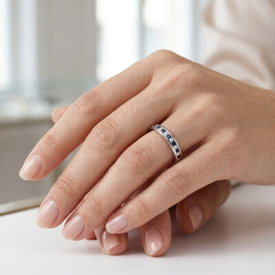 Alliance demi tour or blanc saphirs et diamants