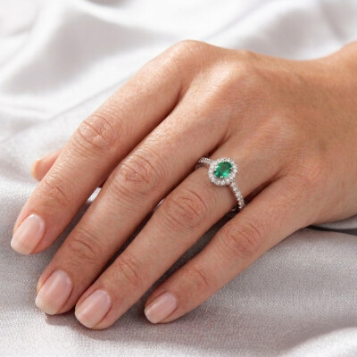 Bague or blanc 18 cts émeraude et diamants